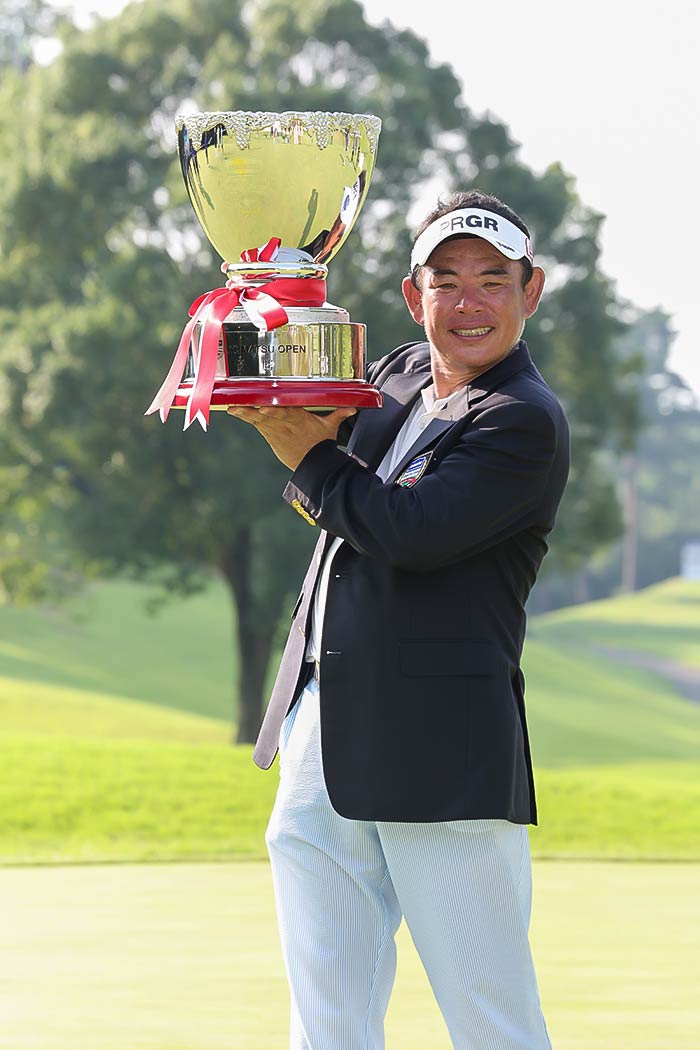 優勝した平塚哲二プロ