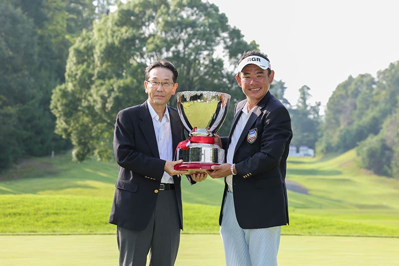小川社長から優勝カップ贈呈