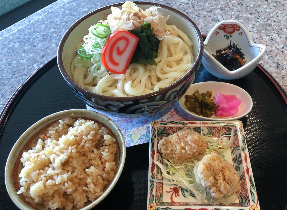 うどんとかやくご飯セット